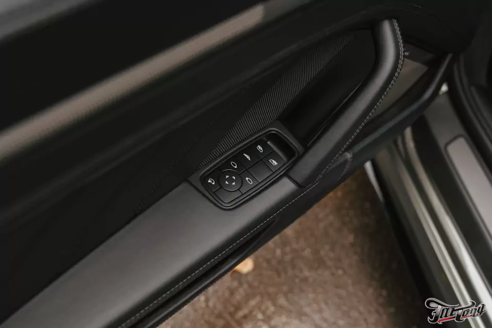 Забронировали Porsche 911 (992) Turbo S Cabriolet прозрачным глянцевым полиуретаном, защитили глянец в салоне, обработали кожу керамикой и обработали мягкую крышу